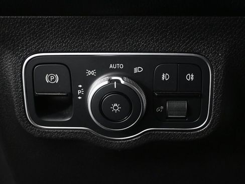 Used 2022 Mercedes-Benz GLB 250 4MATIC image 9