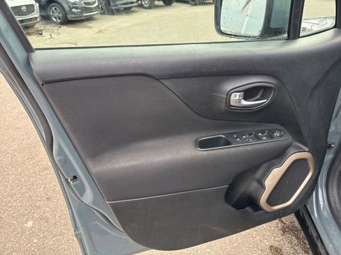 Used 2017 Jeep Renegade Latitude w/ Cold Weather Group image 15