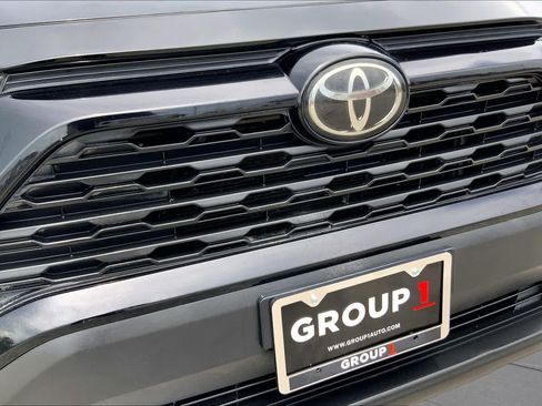 Used 2021 Toyota RAV4 XLE Premium FWD image 29