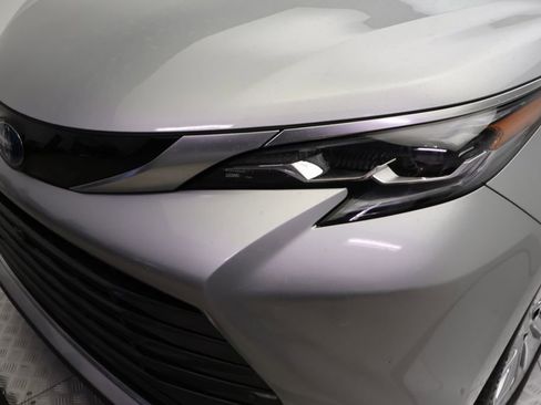 Certified 2024 Toyota Sienna Platinum FWD image 3