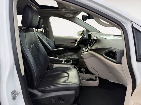 Used 2018 Chrysler Pacifica Limited image 19