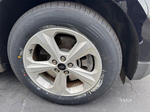 Used 2023 Ford Edge SE image 2