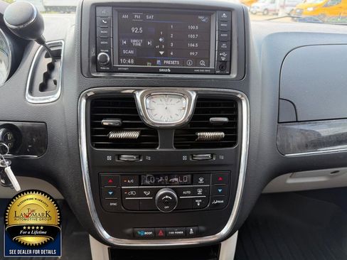 Used 2015 Chrysler Town & Country Touring FWD image 19