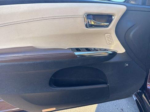 Used 2017 Toyota Avalon Limited image 6