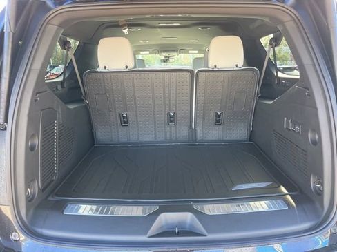 New 2025 Chevrolet Suburban Premier image 7