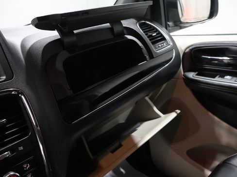 Used 2016 Dodge Grand Caravan SXT image 28