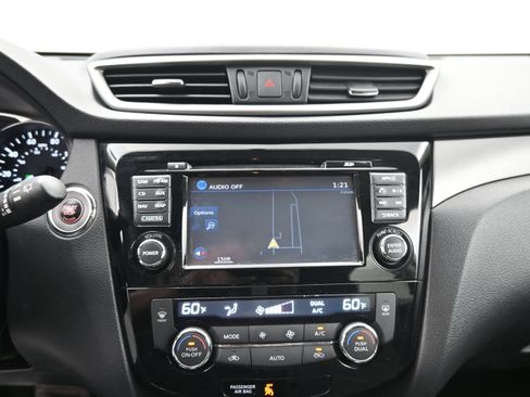 Used 2016 Nissan Rogue SV w/ SV Premium Package AWD/4WD image 16