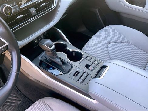 Used 2023 Toyota Highlander LE AWD/4WD image 16