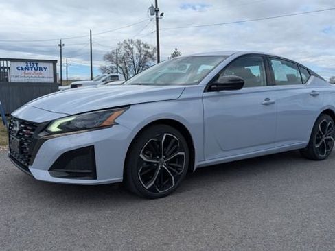 Used 2023 Nissan Altima 2.5 SR w/ SR Premium Package image 1