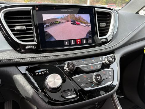 New 2026 Chrysler Pacifica Limited image 9