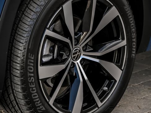 Used 2025 Volkswagen Atlas SEL Premium R-Line image 12