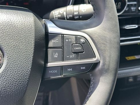 Used 2023 Toyota Highlander Platinum AWD/4WD image 35