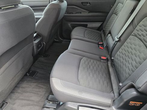 Used 2025 Nissan Pathfinder SV image 19