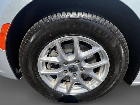 Used 2024 Chrysler Pacifica Touring-L FWD image 14