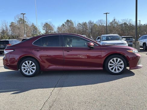 Used 2019 Toyota Camry LE image 3