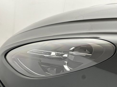 Used 2025 Porsche Macan image 11