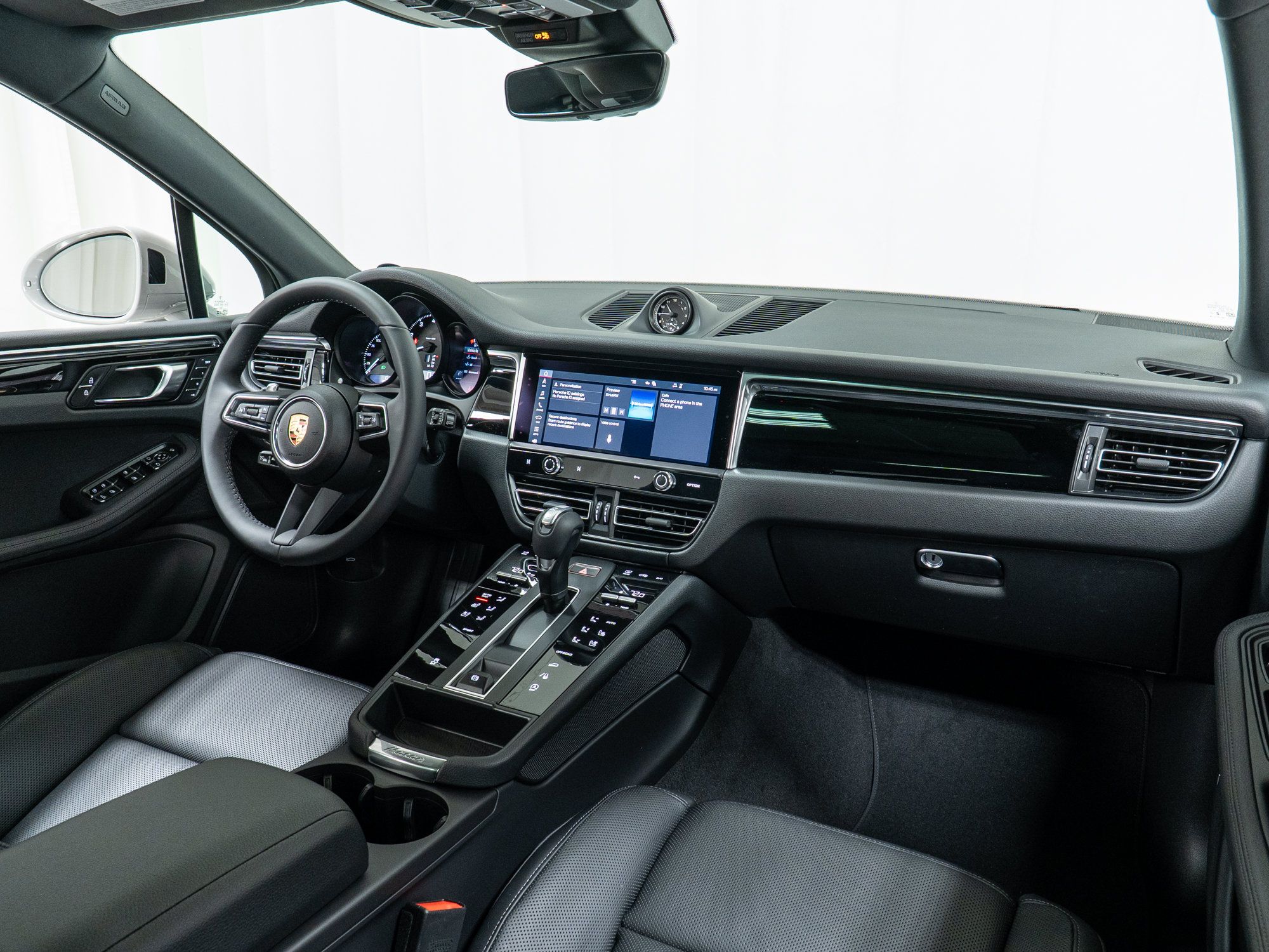 Certified 2025 Porsche Macan AWD/4WD image 18