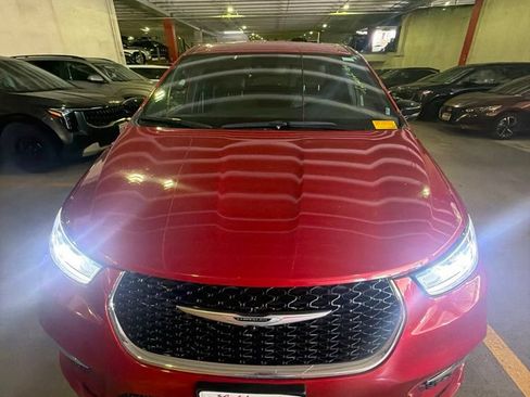 Used 2025 Chrysler Pacifica Select FWD image 2