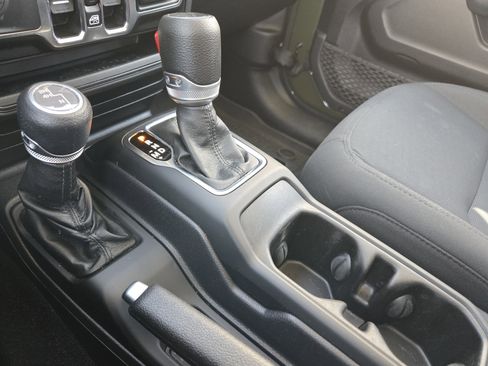 Used 2022 Jeep Gladiator Willys image 23