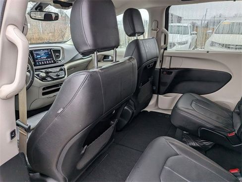 Used 2018 Chrysler Pacifica Touring-L w/ Premium Audio Group image 23