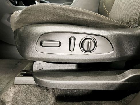 Used 2020 Chevrolet Traverse LT image 16