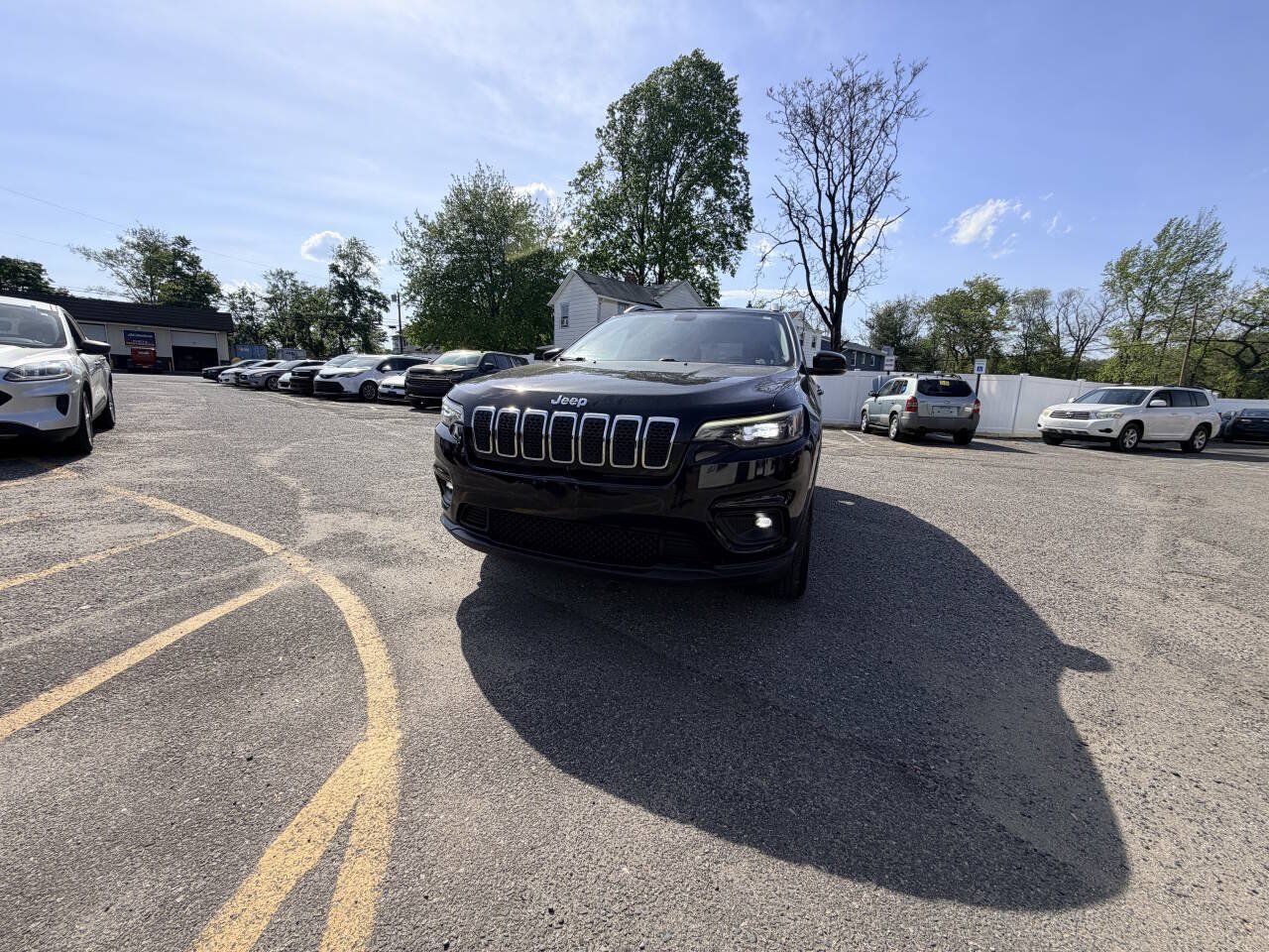 Used 2019 Jeep Cherokee Latitude Plus w/ Cold Weather Group AWD/4WD image 2
