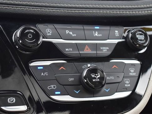 Used 2021 Chrysler Pacifica Limited image 31