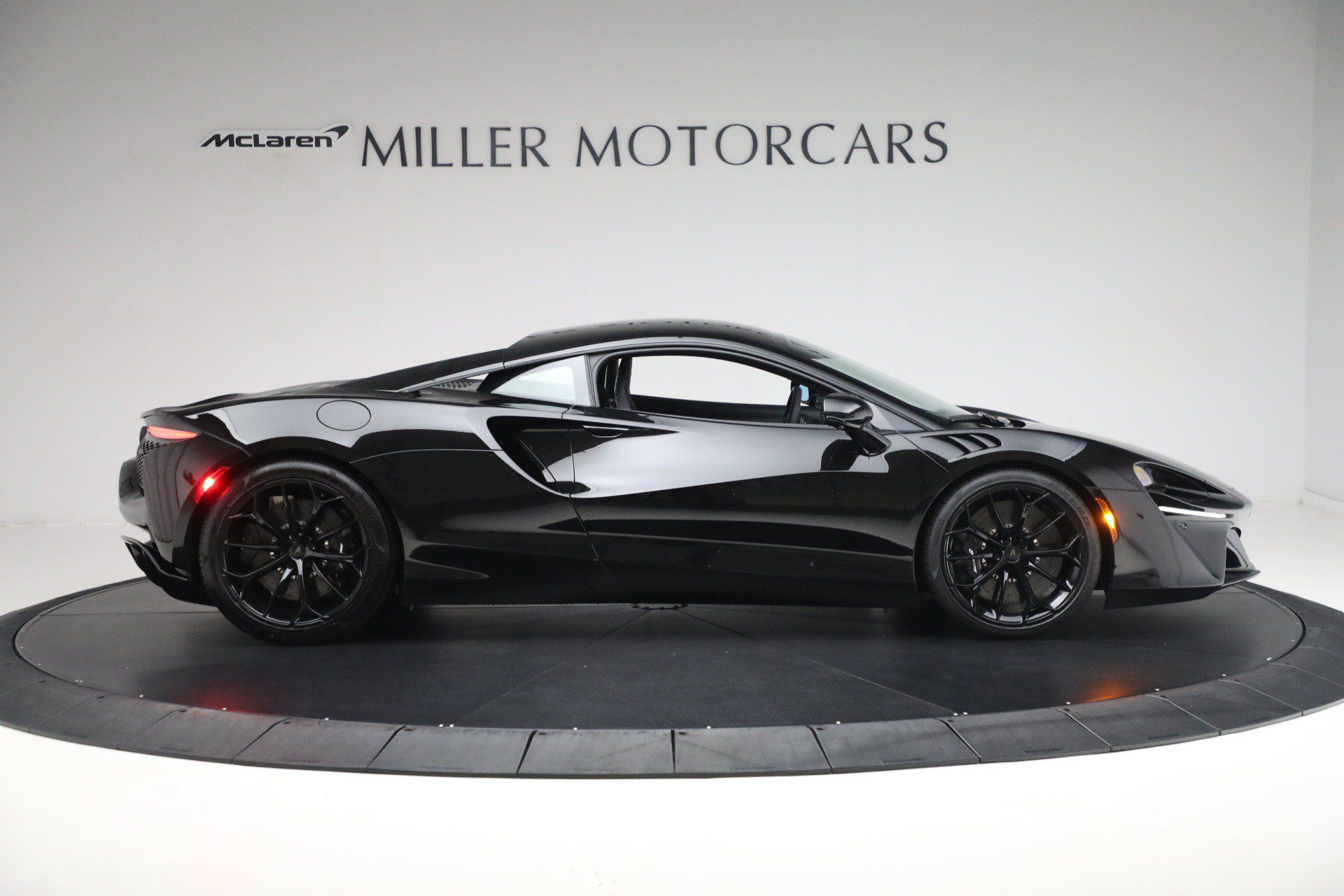 Used 2025 McLaren Artura RWD image 10