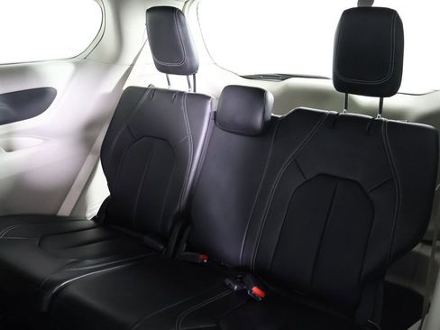 Used 2024 Chrysler Pacifica Touring-L image 30