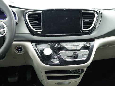Used 2023 Chrysler Pacifica Touring-L FWD image 22