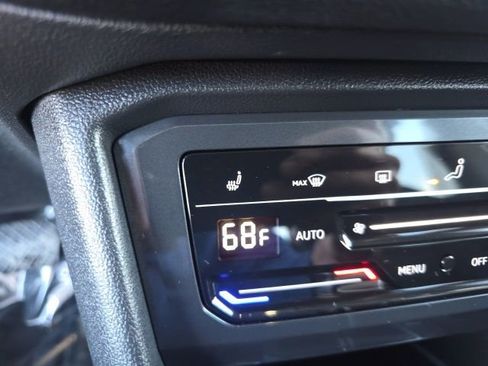 Used 2022 Volkswagen Tiguan SE w/ Panoramic Sunroof Package image 31