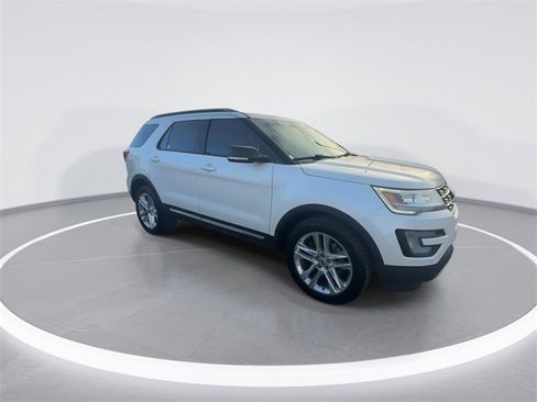 Used 2017 Ford Explorer XLT w/ Equipment Group 202A image 2