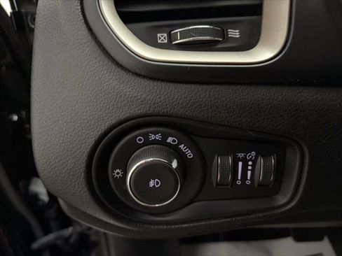 Used 2017 Jeep Renegade Latitude w/ Popular Equipment Group image 15