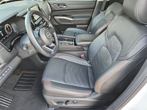 Used 2024 Nissan Pathfinder Platinum image 13