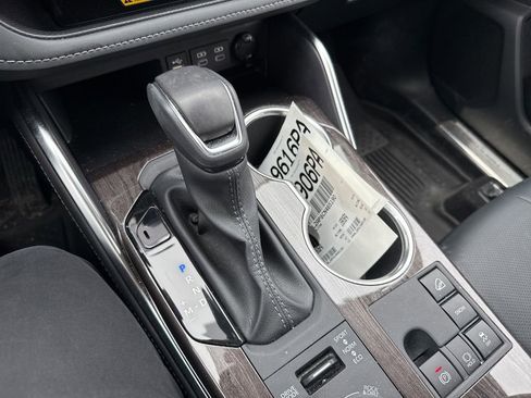 Used 2025 Toyota Highlander Platinum image 22