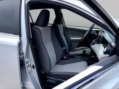 Used 2013 Toyota RAV4 LE FWD image 9