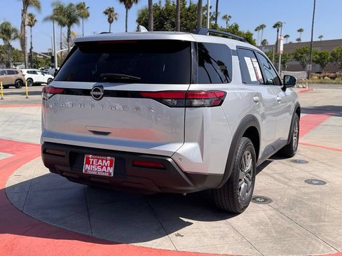 Certified 2025 Nissan Pathfinder SV FWD image 8