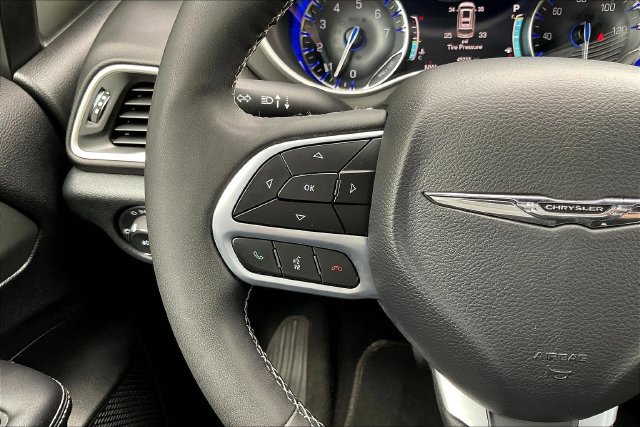 Used 2025 Chrysler Pacifica Select FWD image 13