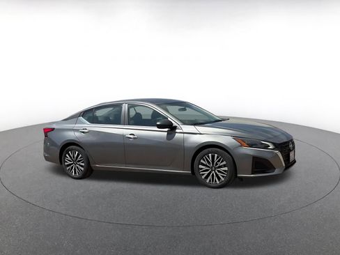 Used 2025 Nissan Altima 2.5 SV image 2