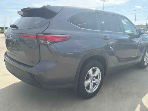 Used 2023 Toyota Highlander L FWD image 3