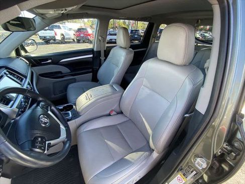 Certified 2019 Toyota Highlander XLE image 11
