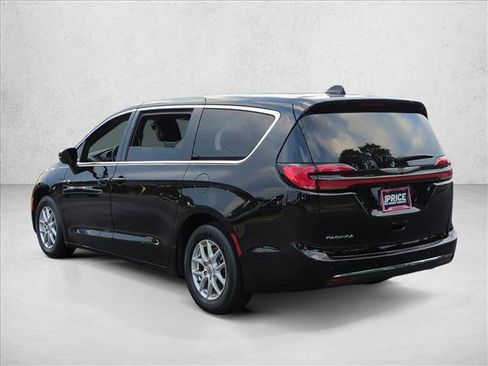 Used 2025 Chrysler Pacifica Select FWD image 8