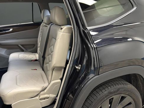 Used 2024 Volkswagen Atlas SE w/ Black Wheel Package image 23