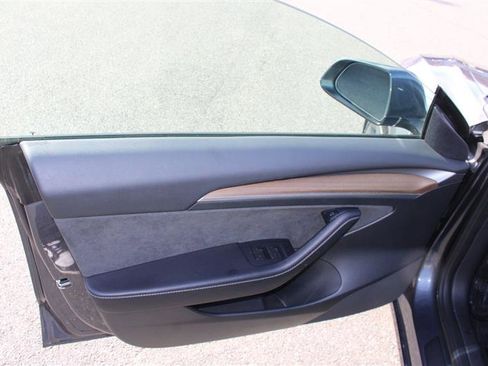 Used 2023 Tesla Model 3 Standard Range image 12