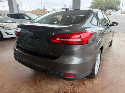 Used 2017 Ford Focus SE image 4