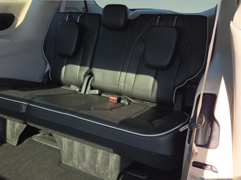 Used 2023 Chrysler Pacifica Limited w/ Uconnect Theater Family Group image 14