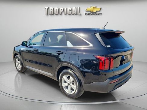 Used 2023 Kia Sorento LX image 3