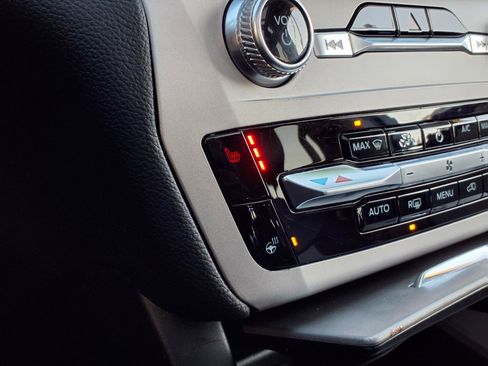 Used 2023 Ford Explorer XLT w/ Equipment Group 202A image 5