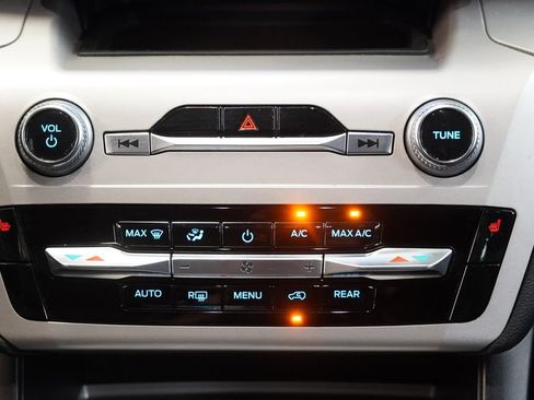 Used 2023 Ford Explorer XLT AWD/4WD image 20