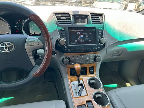 Used 2010 Toyota Highlander Limited AWD/4WD image 18